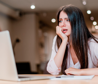 mujer estresada asustada confundida usando computadora portatil oficina 97712 696